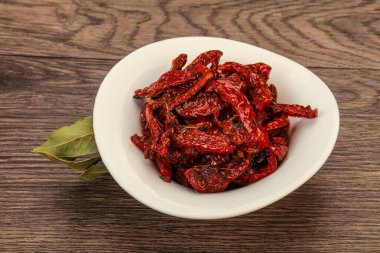 Olgun kuru domates yığını kasede.