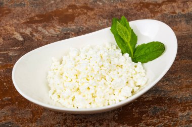 Doğal süzme peynir nane yaprağı sunar.