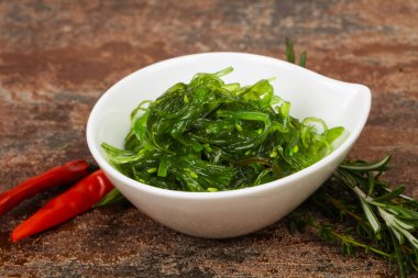 Susamlı yosun salatası Chuka.