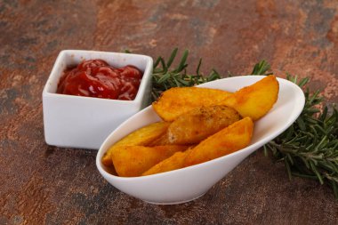 Biberiye ve soslu kızarmış patates dilimleri.