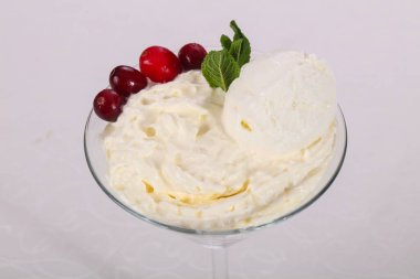 Kuru erikli ve kızılcıklı dondurma.