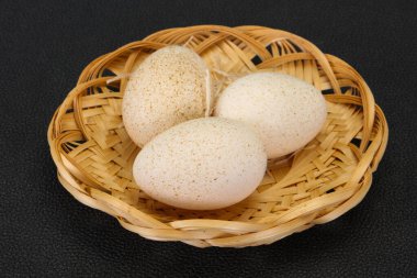 Pişirmeye hazır üç büyük çiğ hindi yumurtası.