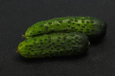 Taze taze iki salatalık vejetaryen için hazır.