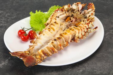 Tabakta ızgara kerevit salata servis edildi.