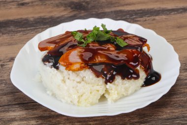 Unagi soslu ördek göğsü ile pirinç kişniş servis edilir.