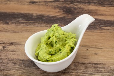 Acı biberli baharatlı avokado sosu.