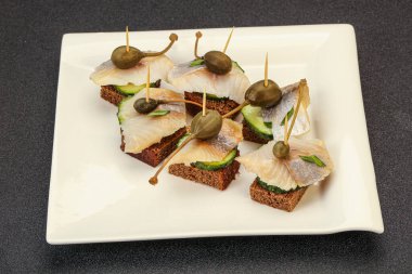 Ringa fileto kanepe aperatifi, yabanmersini ve salatalık.