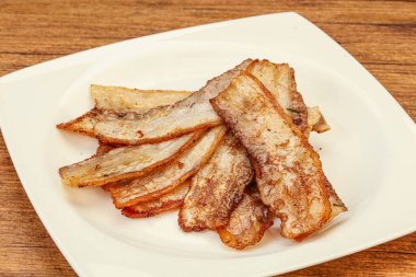 Kızarmış domuz pastırması tabakta.