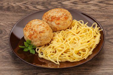 Peynirli spagetti ve ev yapımı tavuk pirzolası.