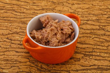 Salata için konserve ton balığı filetosu.