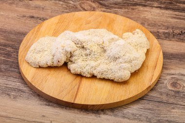 Kızartma için çiğ domuz eti şnitzel.