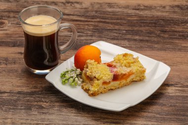 Kayısı ve kahveyle kabuklu turta.