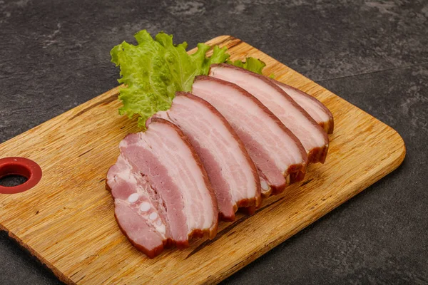 맛있는 돼지고기 이나무 판위에 — 스톡 사진