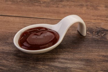 Geleneksel domates barbekü sosu kasede