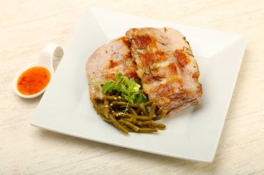 Kızarmış domuz kaburgası.