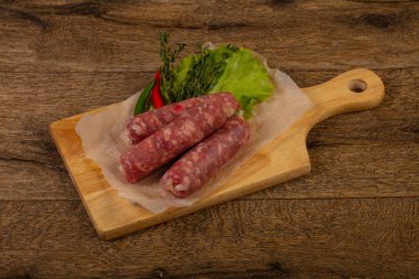 Çiğ domuz sosisi pişmeye hazır.