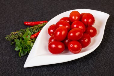 Kasede fesleğen servis edilen vişneli domates turşusu