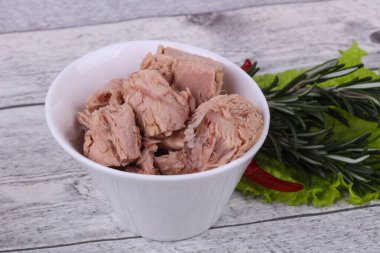 Kasede lezzetli ton balığı konservesi salata yaprakları servis edildi.