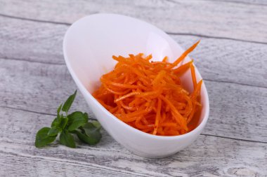 Kore cattot atıştırmalık salatası kasede fesleğen yaprağı servis edilir.