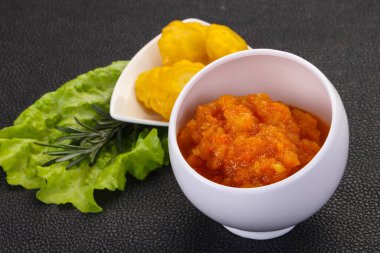 Kabak kabağı kabağında havyar.