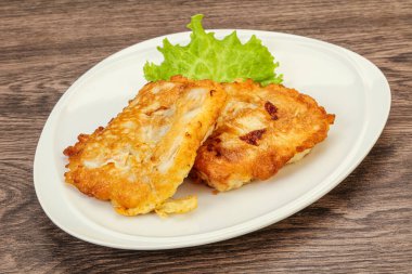 Ekmeğin içinde kızarmış morina balığı