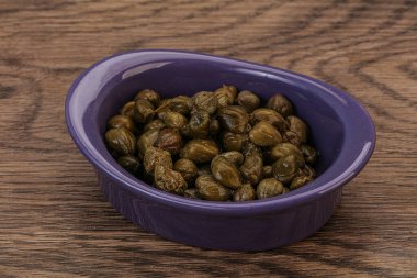 Kasede salamura edilmiş kapari.