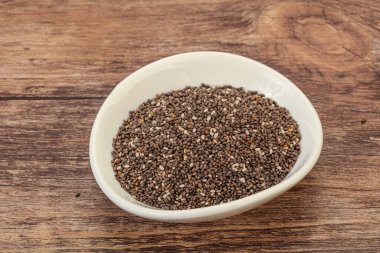 Baharatlı chia tohumları kasede yığılıyor.