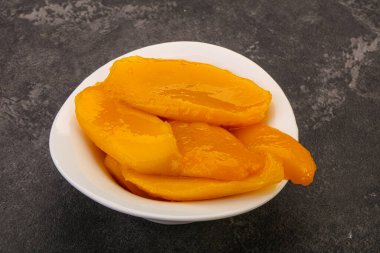 Şuruplu tatlı mango dilimleri.
