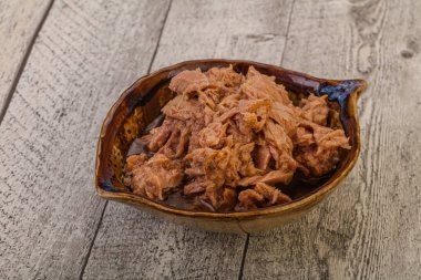 Salata için konserve ton balığı filetosu.