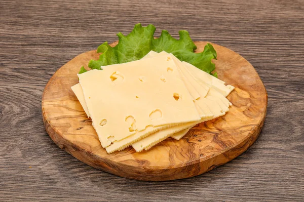 Salata Yapraklarının Üzerinde Dilimlenmiş Sarı Peynir — Stok fotoğraf