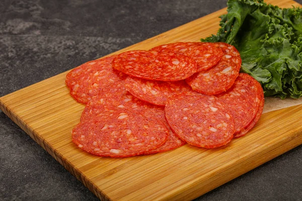 Rebanadas Salchichas Pepperoni Spycy Italiano Bordo —  Fotos de Stock