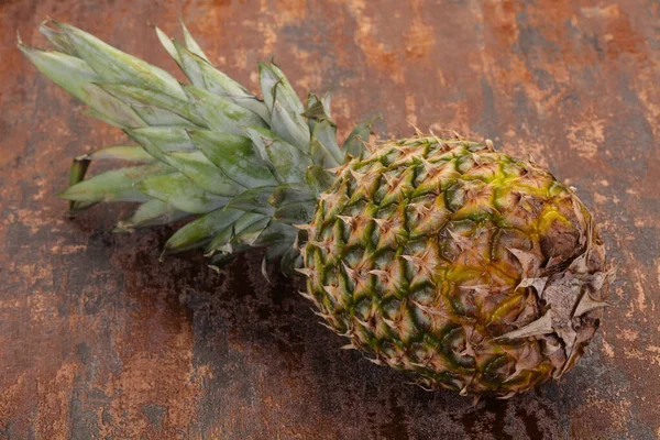 木製の背景を新鮮な熟したパイナップル — ストック写真