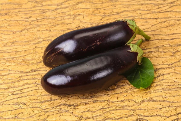 Peu Aubergines Mûres Savoureuses Sur Fond Bois — Photo