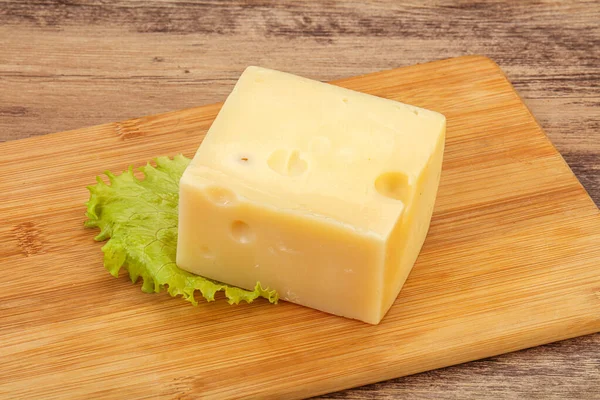 Emmental Ser Nad Deską Drewnianą Serwowane Sałatki — Zdjęcie stockowe