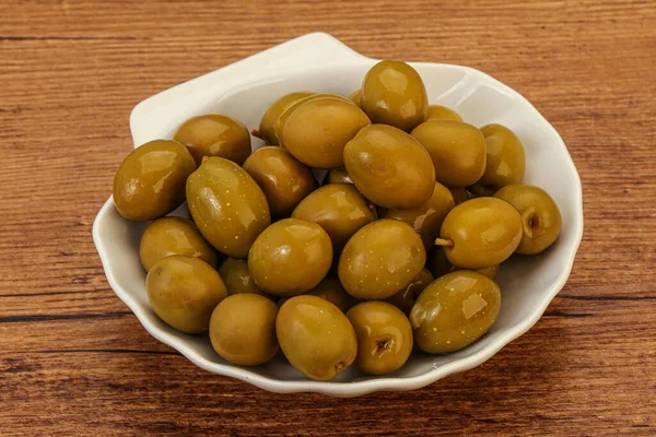 Grüne Eingelegte Oliven Häufen Sich Der Schüssel — Stockfoto