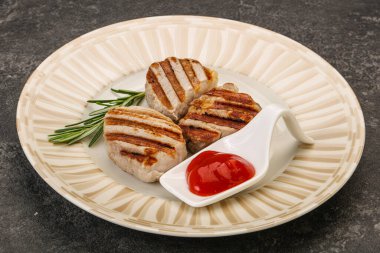 Domates soslu ızgara domuz madalyonu. Biberiye servis ediliyor.