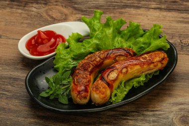 Kızarmış tavuk, beyaz sosis ve ketçap.