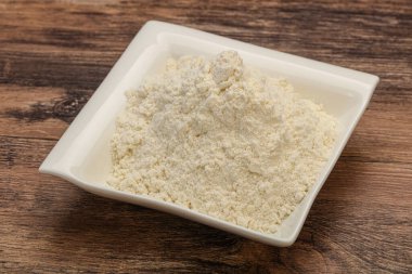 Buğday unu kasede yemek pişirmek için.