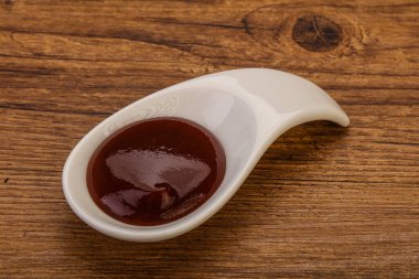 Geleneksel domates barbekü sosu kasede