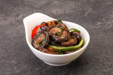 Baharatlı ve otlu terbiye edilmiş Shiitake mantarı.