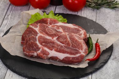 Çiğ domuz boyunlu biftek pişirmeye hazır.