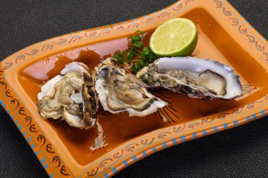 Limonlu ve maydanozlu taze istiridye.