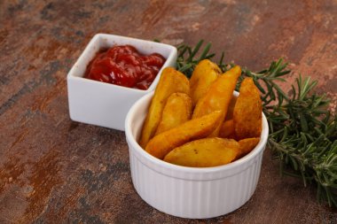 Biberiye ve soslu kızarmış patates dilimleri.