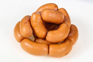 Lezzetli et sosis hazır beyaz arka plan üzerinde yemek için