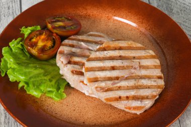 Izgara ton balıklı biftek, kumato ve salata.