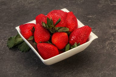 Yapraklı kasede olgun tatlı çilek