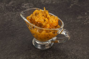 Salatalık ve hardal tohumlu sos.