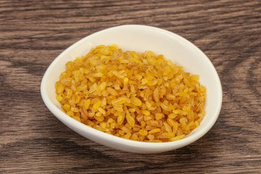 Vejetaryen mutfağı. Kasede pişirmek için kuru bulgur.