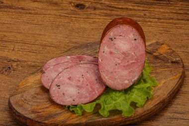 Baharatlı ve otlu füme jambon.