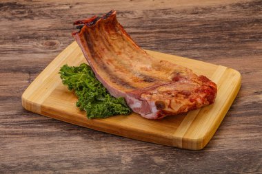 Baharatlı ve otlu domuz pirzolası.